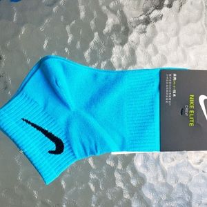 Solid Color Nike Elite Crew Socks Dry-Fit